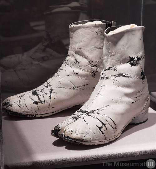 White painted and cracked ankle boots with round toe with cleft