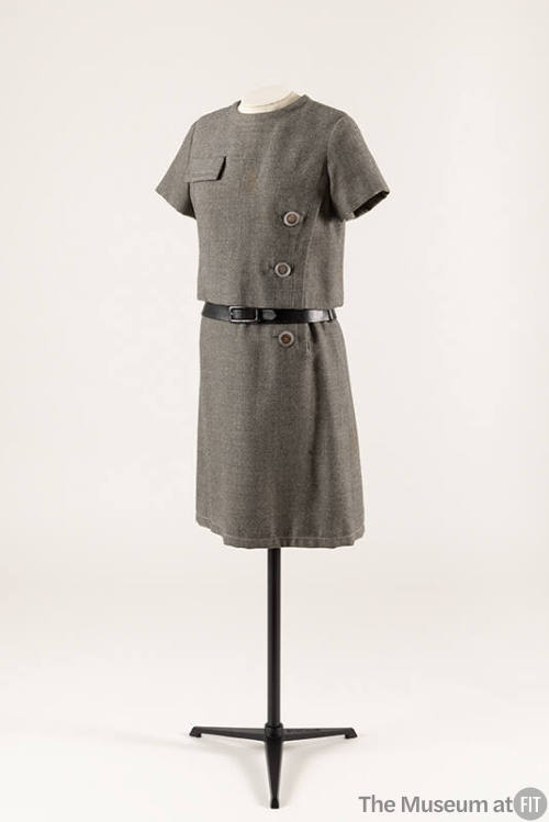 Grey wool dress and jacket set; short sleeves; black leather belt fixed at waist
