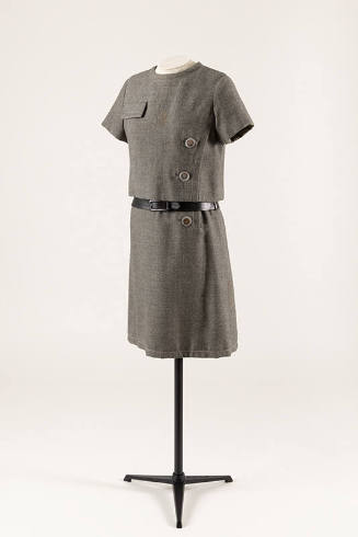 Grey wool dress and jacket set; short sleeves; black leather belt fixed at waist