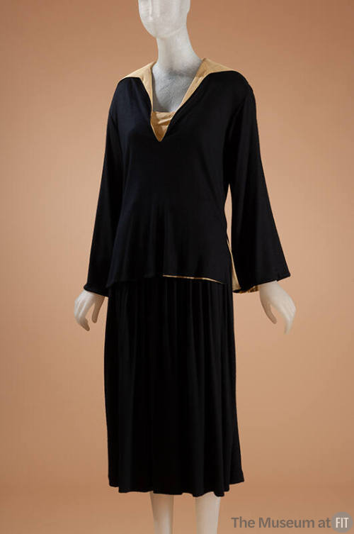Ensemble: overblouse in black cashmere with beige crepe de chine collar and lining; coordinatin…
