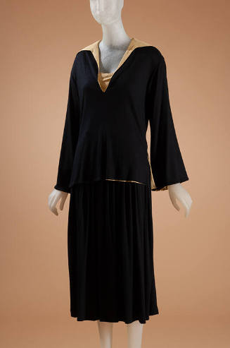 Ensemble: overblouse in black cashmere with beige crepe de chine collar and lining; coordinatin…