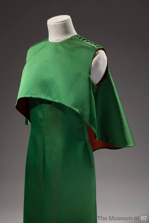 Sleeveless emerald green gown, double faced with red, with matching capelet