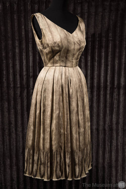 Beige sleeveless short dress with print of milk pelts, v-neck and fitted waist
