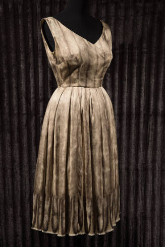 Beige sleeveless short dress with print of milk pelts, v-neck and fitted waist