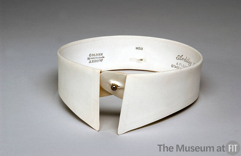man's detachable collar in stiffened white cotton