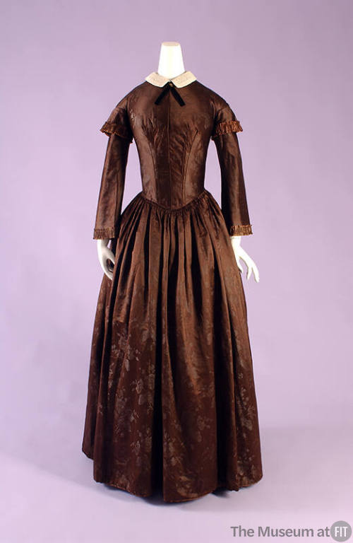 Brown day dress with floral patern, 3/4 length undersleeve with cap sleeve, and full skirt