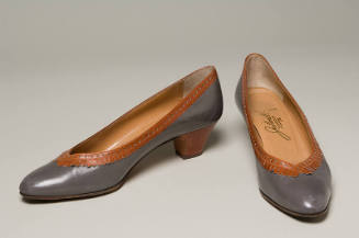 Grey leather pumps with brown fringed collar, low brown heel