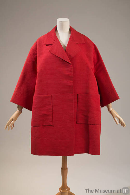 Wide red thigh-length coat with 7/8 sleeves and two large front patch pockets
