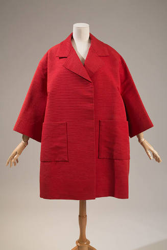 Wide red thigh-length coat with 7/8 sleeves and two large front patch pockets