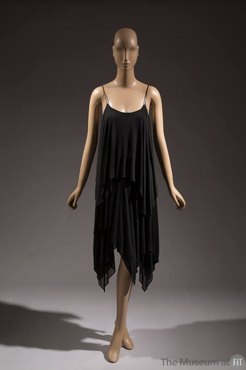 Black jersey dress, fitted bodice, thin shoulder straps, pointed skirt