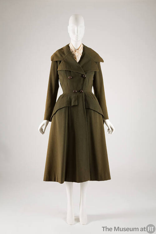 Green double breasted coat, fitted waist and flare skirt