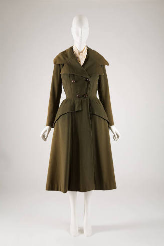 Green double breasted coat, fitted waist and flare skirt