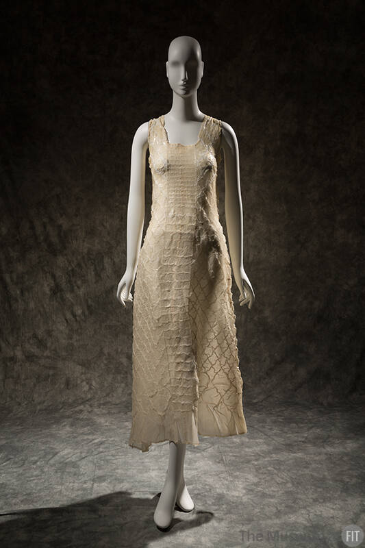 Pale pink crimped texture square neck sleeveless below-the-knee dress 