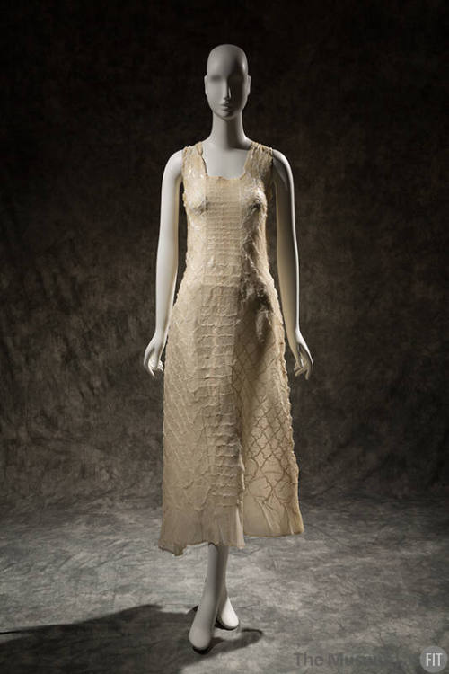 Pale pink crimped texture square neck sleeveless below-the-knee dress 