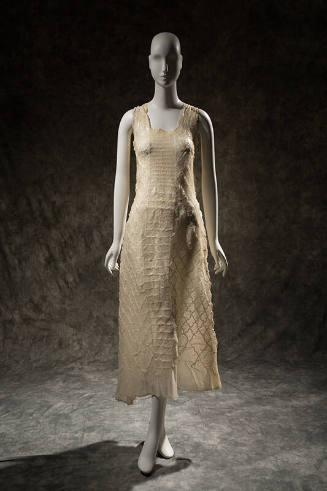 Pale pink crimped texture square neck sleeveless below-the-knee dress 