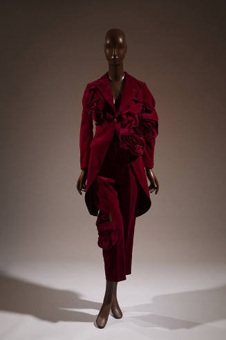 Dark red suit of single button closure jacket with high-low waist and cropped straight pants wi…