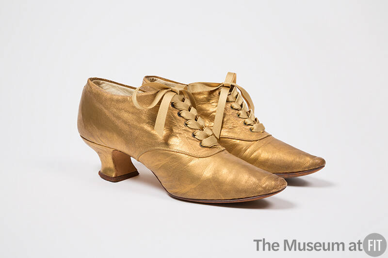Gold leather low heel lace-up shoes