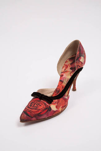 Naturalistic roses printed on pumps with black velvet bow
