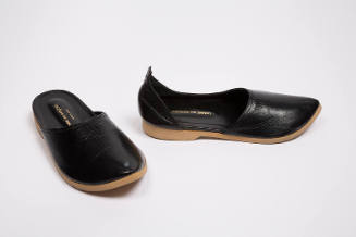 Black leather slippers with open side and off-white soles
