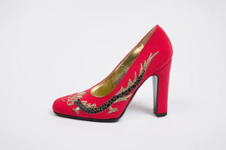 Red evening pump with embroidered black and gold Chinse dragon