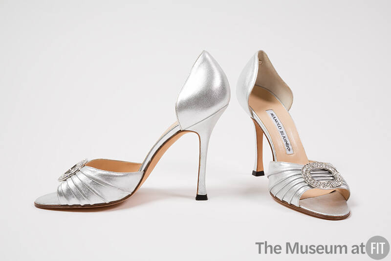 Silver metallic d'Orsay evening pumps with open toe and high heel, side pleats at front band ra…