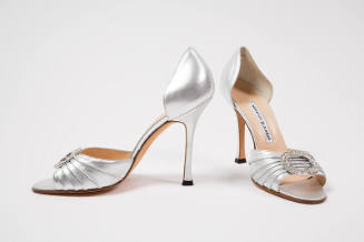 Silver metallic d'Orsay evening pumps with open toe and high heel, side pleats at front band ra…