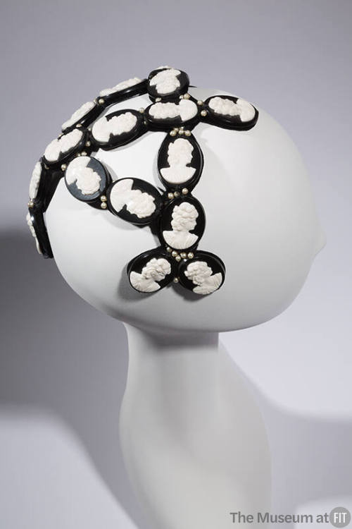 Head band hat with oval black discs with white cameos 