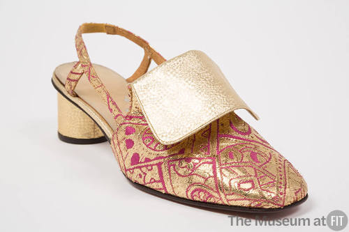 Metallic gold tone and pink brocade sling back shoes, gold metallic textured leather instep fla…