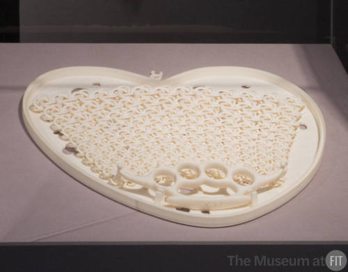 White 3D printed bag, detachable handle and heart shaped storage case